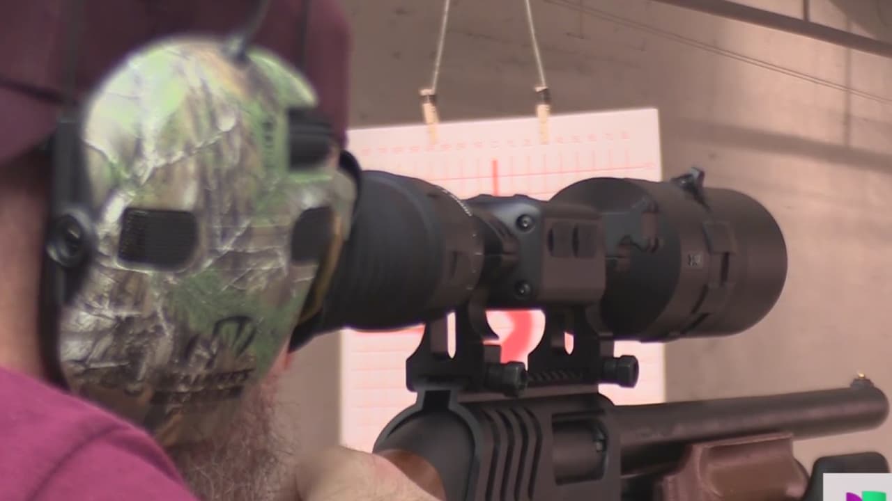 Para portar un arma sin licencia en Texas la ley estipula que las personas deben tener más de 21 años.