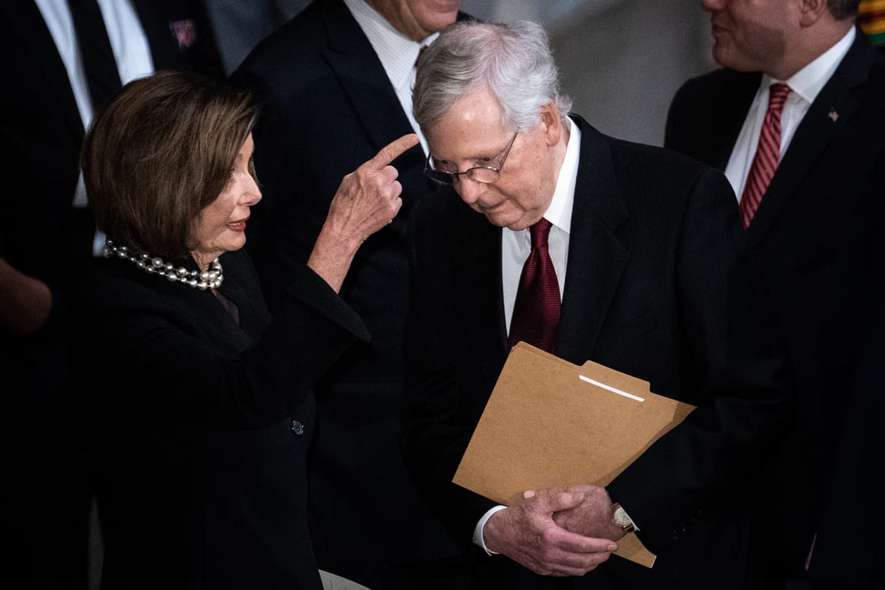 El líder de la mayoría del Senado, Mitch McConnell, en la fotografía junto a Pelosi, recordó los esfuerzos de Cummings por calmar a su nativo Baltimore en medio de
<a href="https://www.univision.com/noticias/abuso-policiaco/protestas-en-baltimore-tras-la-anulacion-del-juicio-del-caso-freddie-gray">las violentas protestas de 2015 tras la muerte de un hombre negro, Freddie Gray</a>, bajo custodia policial. La participación de Cummings, salir a la calle con un megáfono, ayudó a calmar los disturbios.