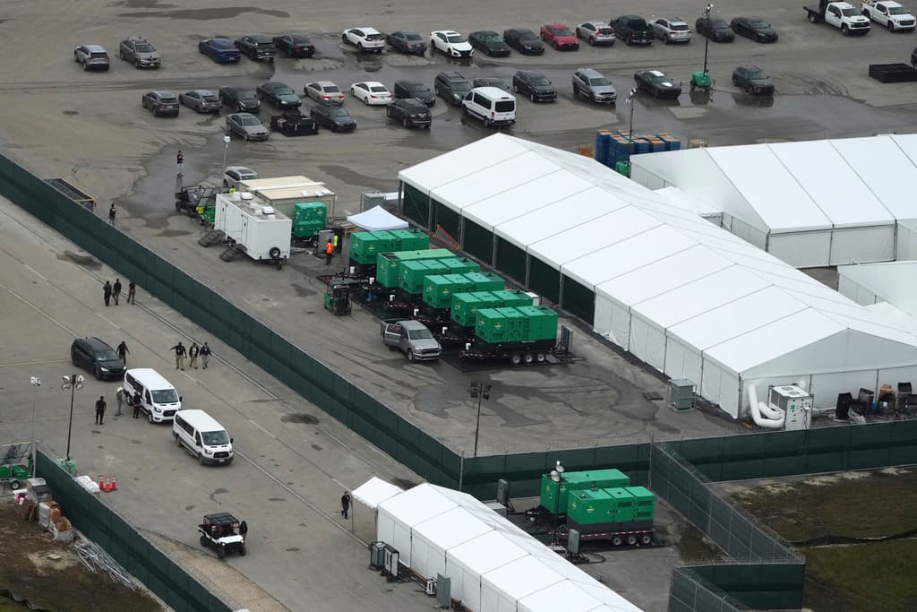 Los abogados de inmigración exigieron que los funcionarios federales y estatales identifiquen un tribunal de inmigración que tenga jurisdicción sobre los detenidos y comiencen a aceptar peticiones de fianza, alegando que se están violando los derechos constitucionales de los detenidos al debido proceso.
<br>