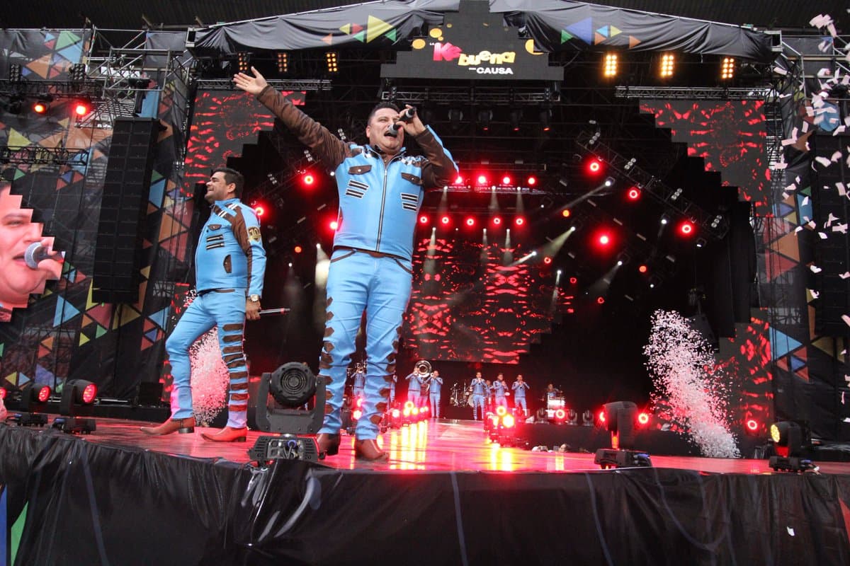 La Banda Rancho Viejo, fue de las agrupaciones que comenzaron a calentar el ánimo entre los asistentes gracias a sus éxitos musicales.