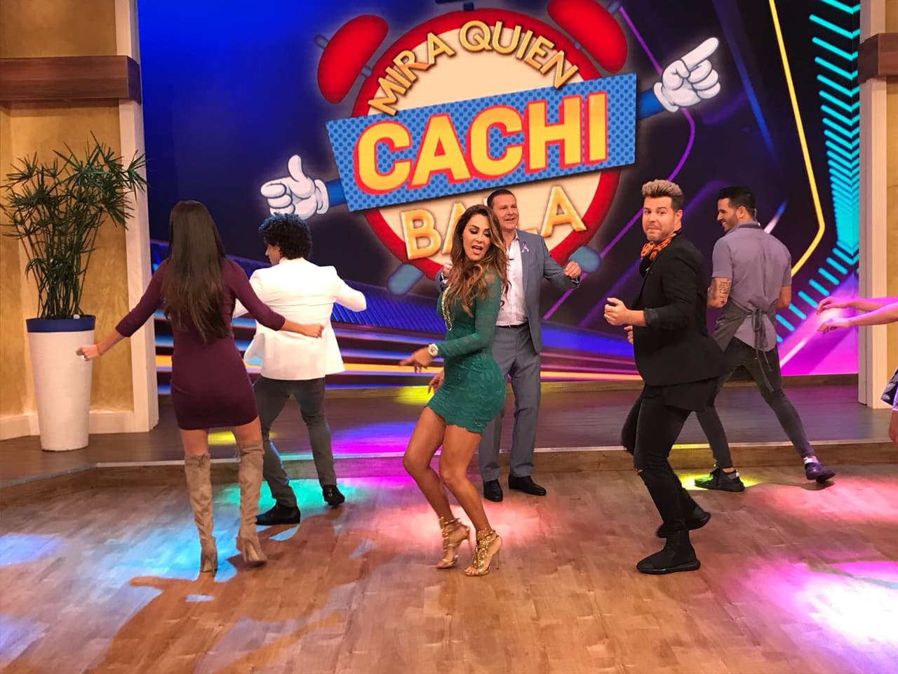 Una vueltecita y cambio de ritmo... Ninel mostró su talento para el baile.