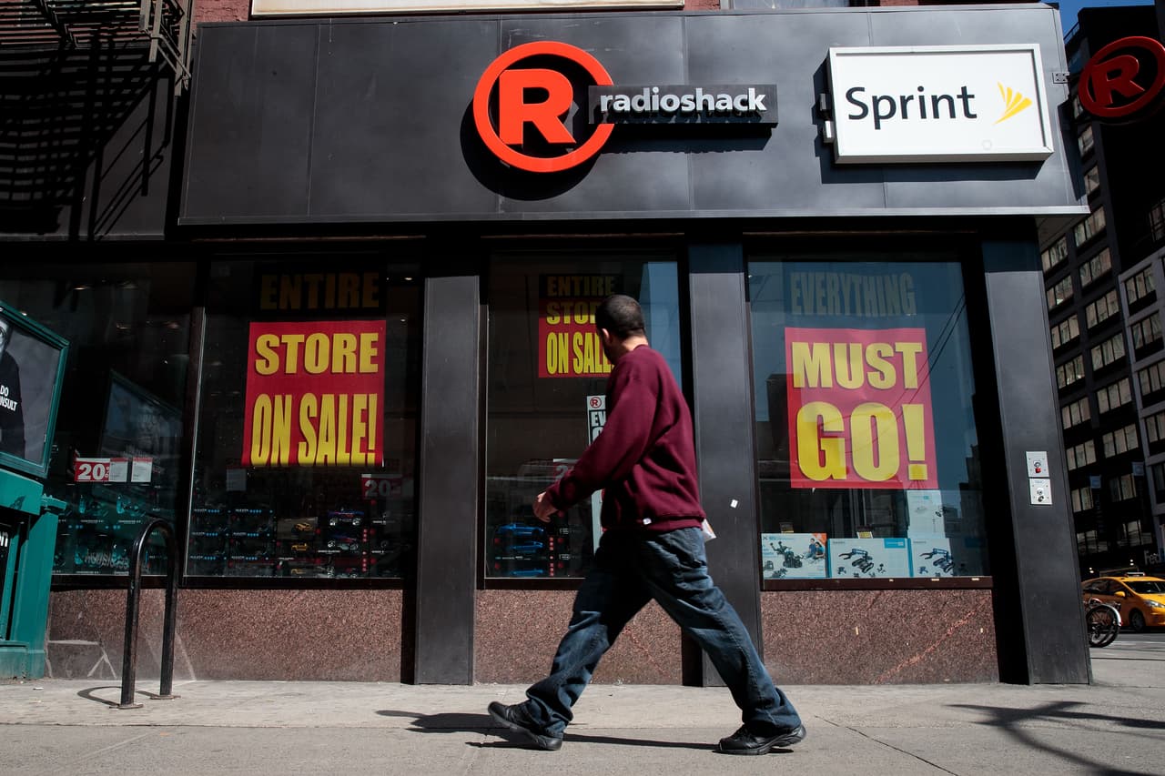<b>Radioshack</b>: la franquicia de productos electrónicos cerró 1,000 tiendas y después de 96 años al servicio de los americanos apenas tiene 70 tiendas y un poco más de 500 establecimientos de dueños propios, cuando alcanzo a tener 7,300 en algún momento. 
<br>