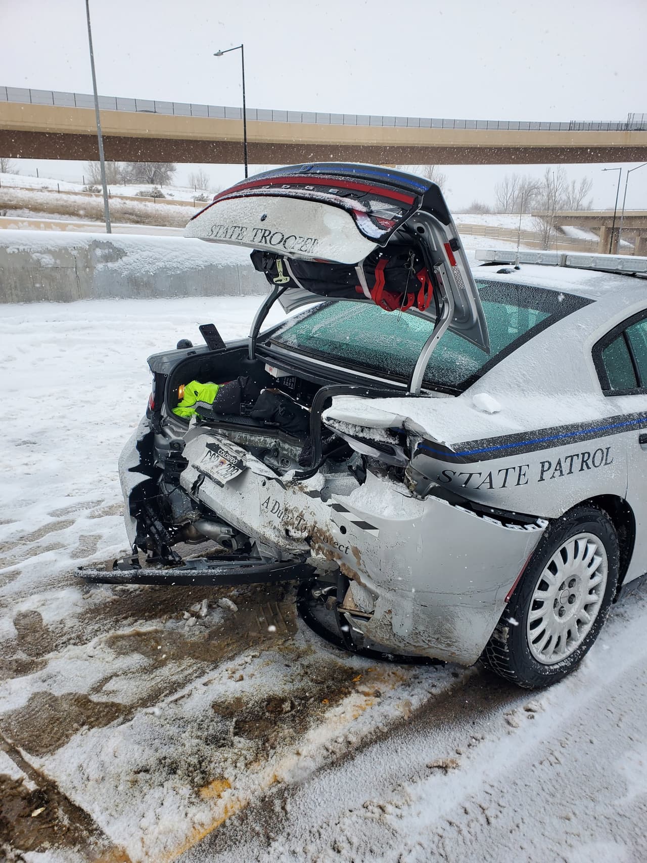 Así quedó una patrulla impactada por otro vehículo que deslizó por la vía.