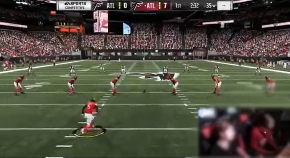 De repente, se notó que algo extraño llamó la atención de uno de ellos, que volteó a mirar lo que sucedía. Usuarios en redes sociales han notado un láser que apunta al joven con audífonos (ver punto blanco a la izquierda de su pecho) y sugieren que podría ser el tirador apuntando.