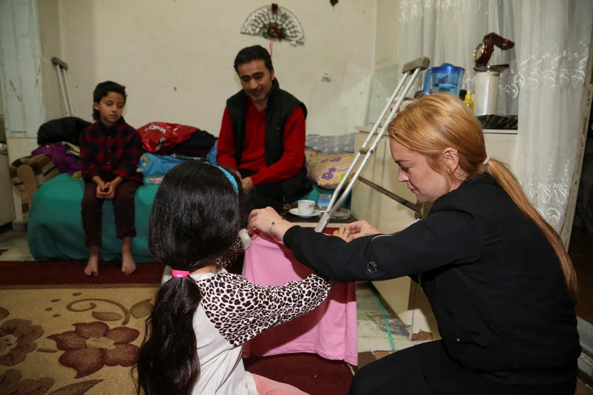 La actriz llevó algunos regalos para la familia.