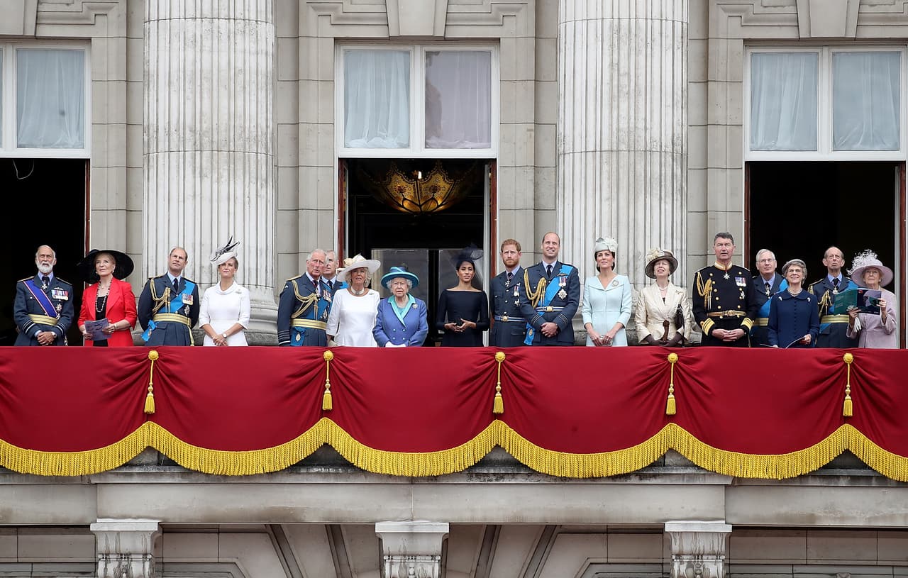 La misma agencia detalló, de acuerdo al informe, que del total de gastos
<b>23 millones de libras</b> (unos 29 millones de dólares) sirvieron para pagar al personal;
<b>2.3 millones de libras esterlinas</b> (291 mil dólares) se destinaron para recibir a casi 160 mil invitados; y
<b>1.7 millones de libras esterlinas</b> (215 mil dólares) se gastaron en alimentos y bebidas.
<br>