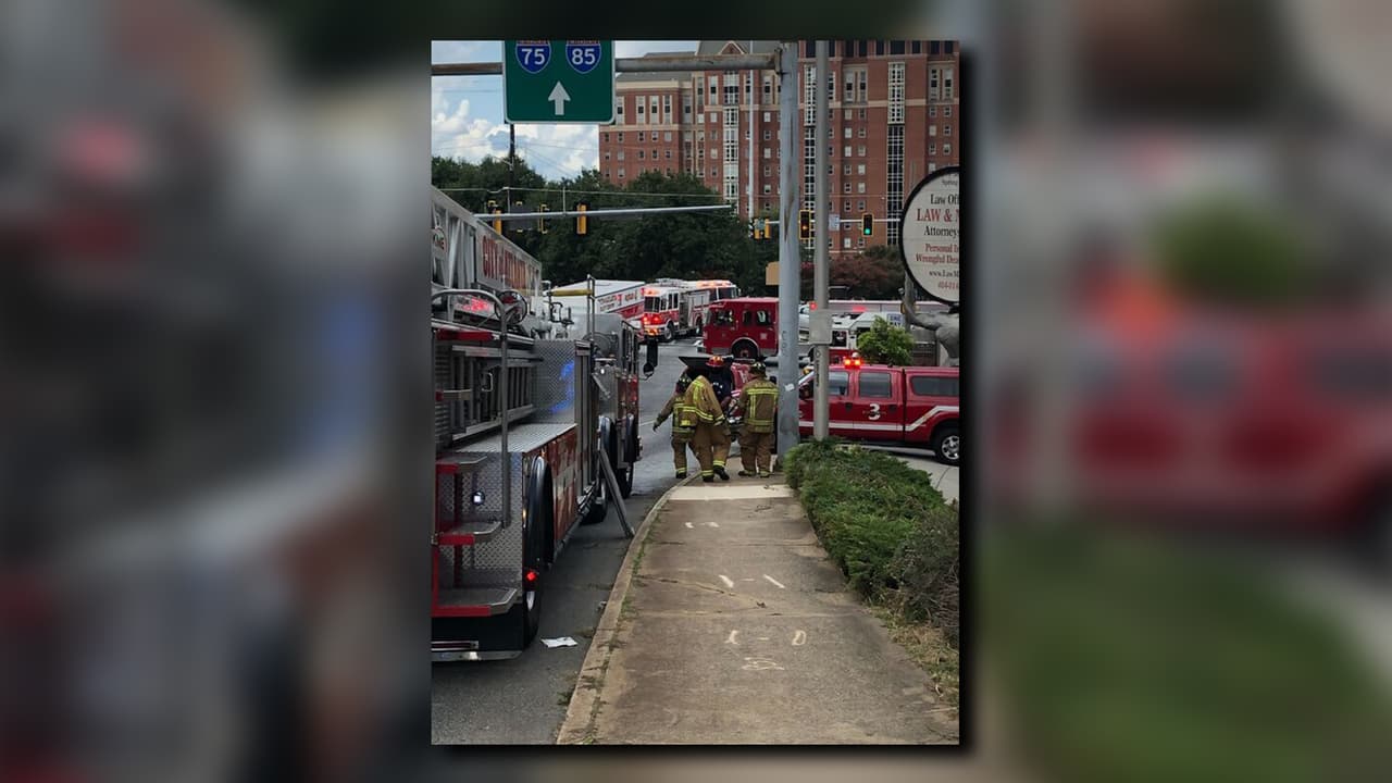 Los informes han confirmado que al menos una persona, que se cree que es un trabajador de la construcción, quedó atrapada entre los escombros del derrumbe.