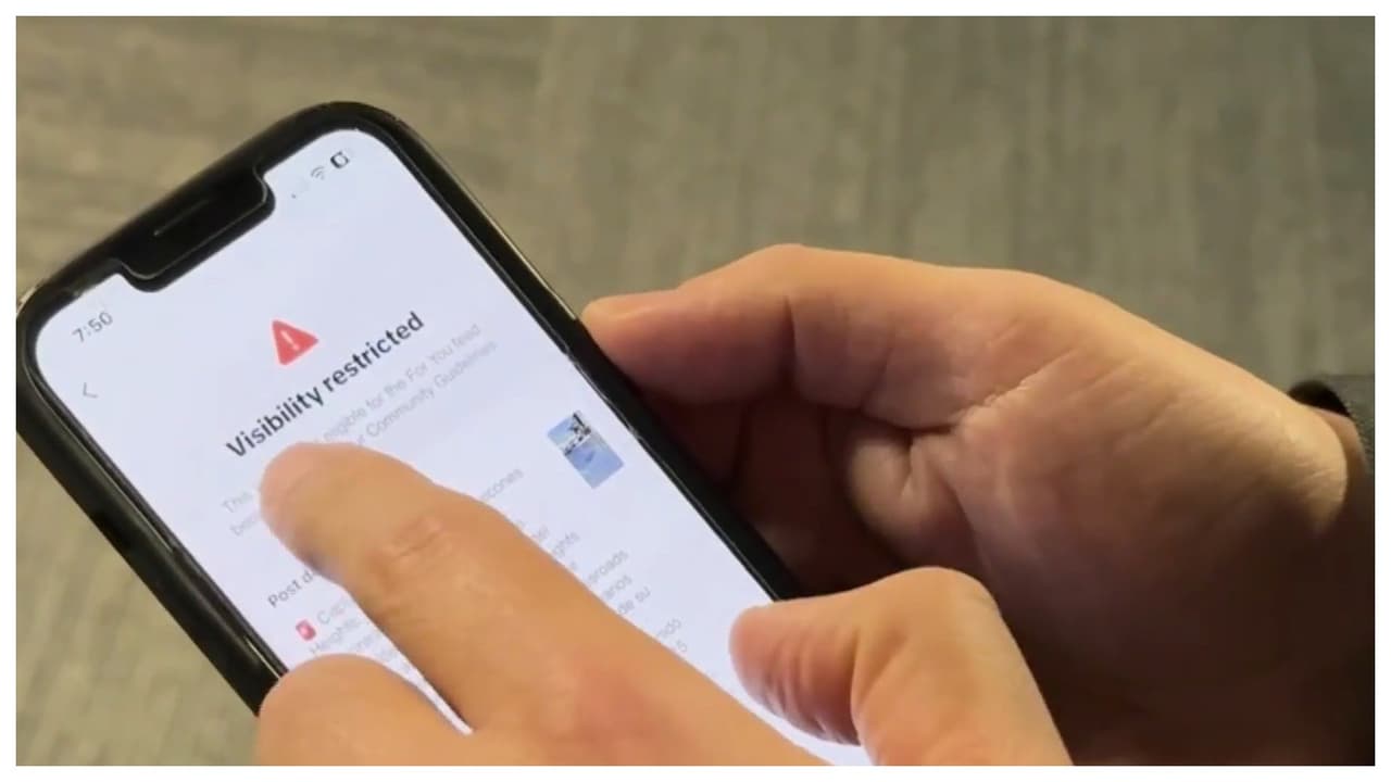 ¿TikTok censura videos de operativos de ICE? Especialista alerta por nuevas políticas de privacidad