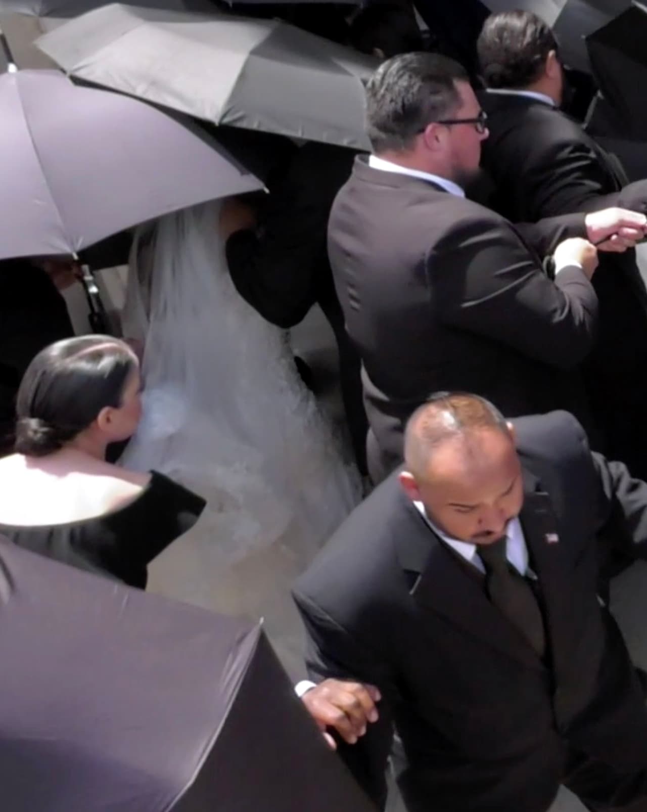 <h3 class="cms-H3-H3"><b>3 </b></h3>La intérprete comentó que si hubo un gran séquito de seguridad fue porque 
<b>temía por su vida</b> y la de su ahora marido. Aunque la pareja no abundó en sí realmente habían recibido amenazas o algo similar.