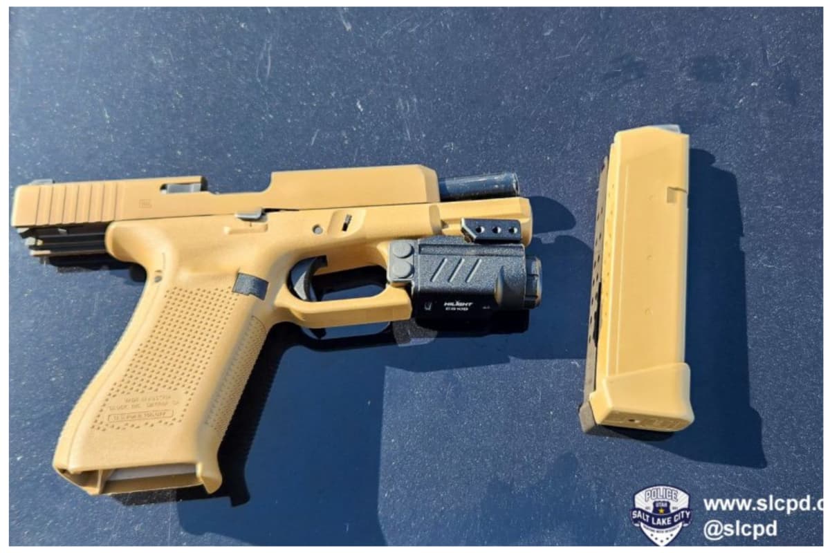 El conductor es un hombre de origen latino, Leonardo González-Bernal. Mientras revisaban el automóvil encontraron una pistola Glock 19.