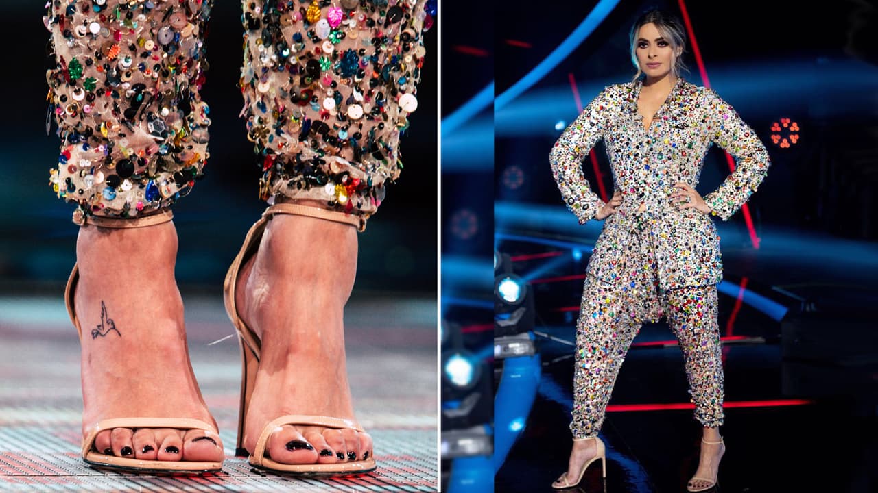 Las sandalias nude hacían un perfecto complemento al traje de pantalon de tiro bajo y bordado totalmente sobre tul.