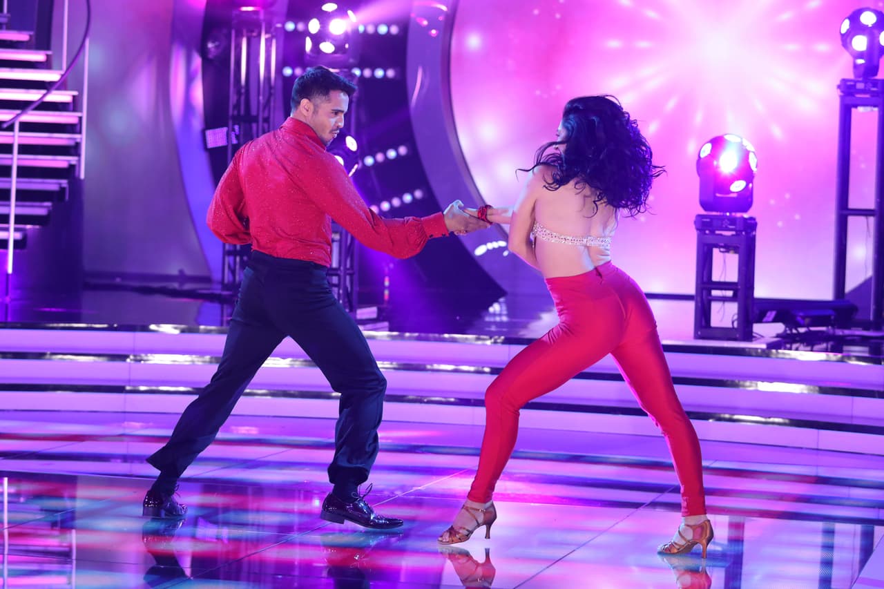 El actor y cantante pudo realizar un homenaje a la película 'Saturday Night Fever' con el tema 'Staying Alive'.