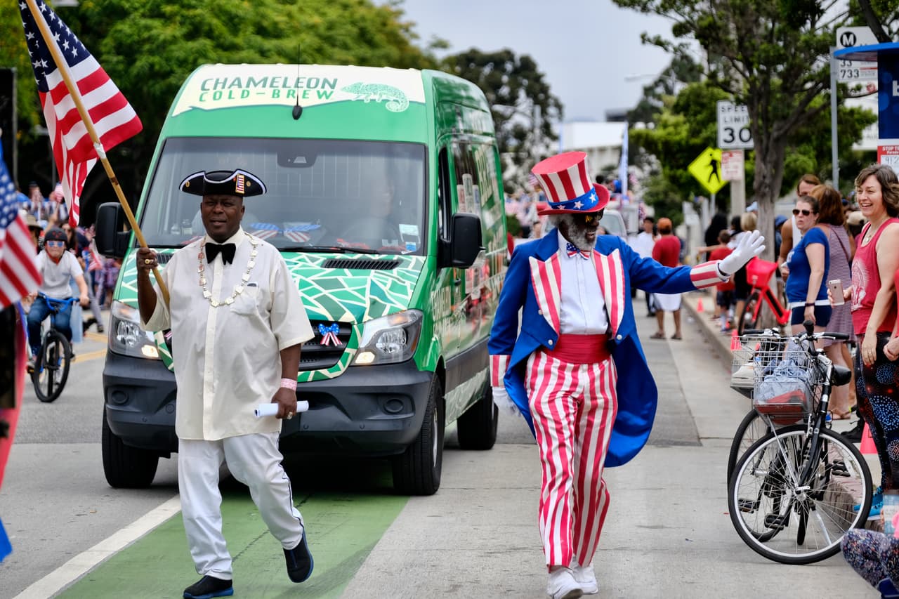 En la ciudad de Santa Monica se celebró el tradicional desfile, sin embargo, sus participantes no dejaron de comentar el temor de que un fuerte terremoto se presentara durante el día en la zona.
<br>