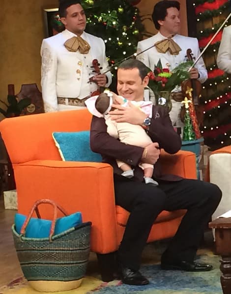 Alan Tacher cautivado con baby Sofía, la bebe de Bárbara Bermudo en La noche de Navidad en Familia.