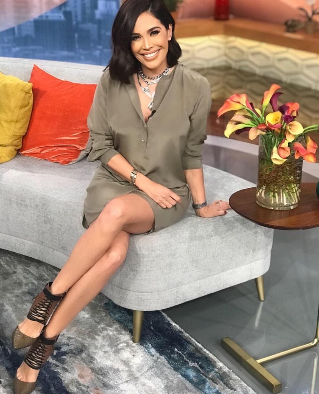 Aunque diariamente la vemos en el programa con prendas más formales, en Instagram, suele mostrar una personalidad relajada y al filo de la moda, propios del estilo 'boho chic'.