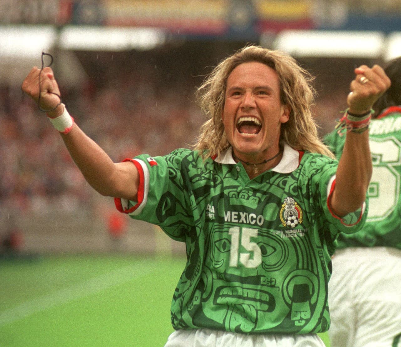 Luis Hernández fue un goleador como pocos, muchos lo recuerdan por su paso en el Necaxa o Boca Juniors, además del Tri. Pero aquí te contamos todos los equipos donde jugó.