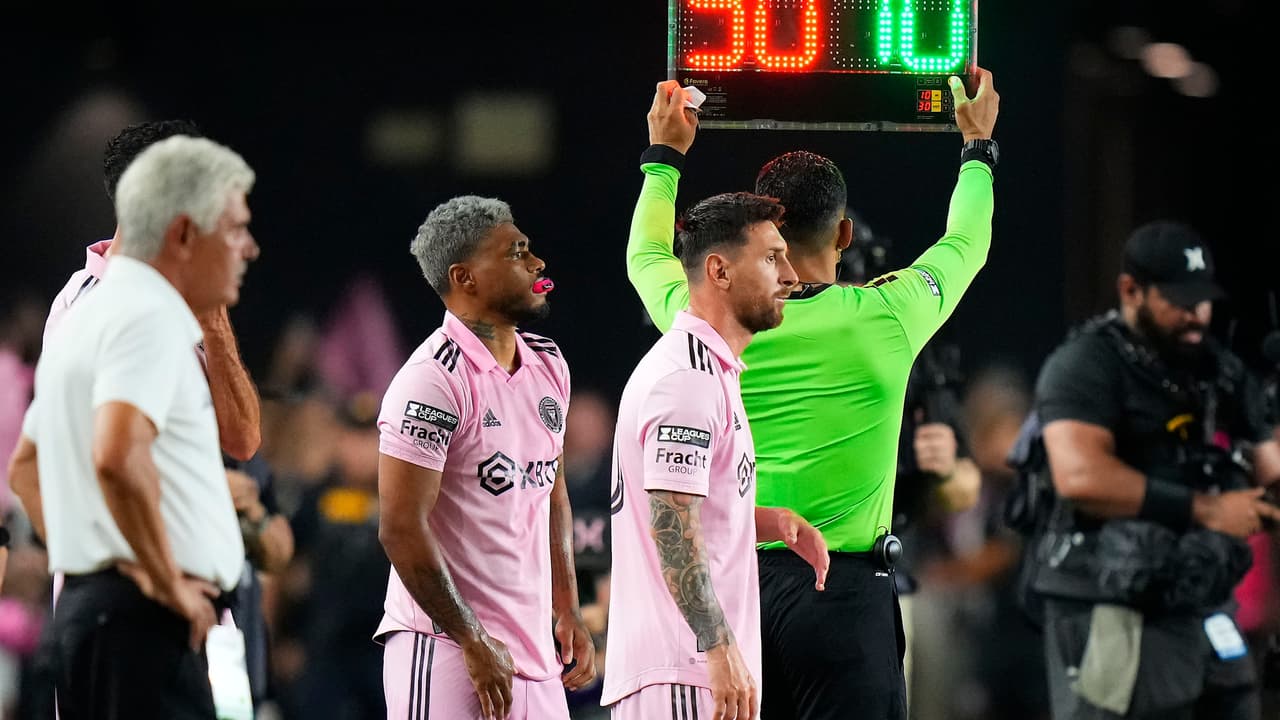 Josef Martínez y Lionel Messi entraron en el terreno de juego al mismo tiempo.