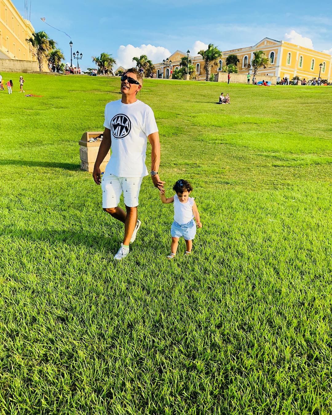 "Con la que me quita el sueño", dice el presentador para acompañar esta imagen con su amada nieta.