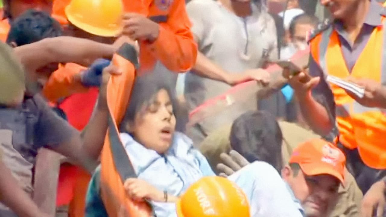 "Mis condolencias a las familias de quienes perdieron la vida", dijo Narendra Modi, primer ministro de India, en un mensaje de Twitter. "Espero que los heridos se recuperen pronto", añadió.