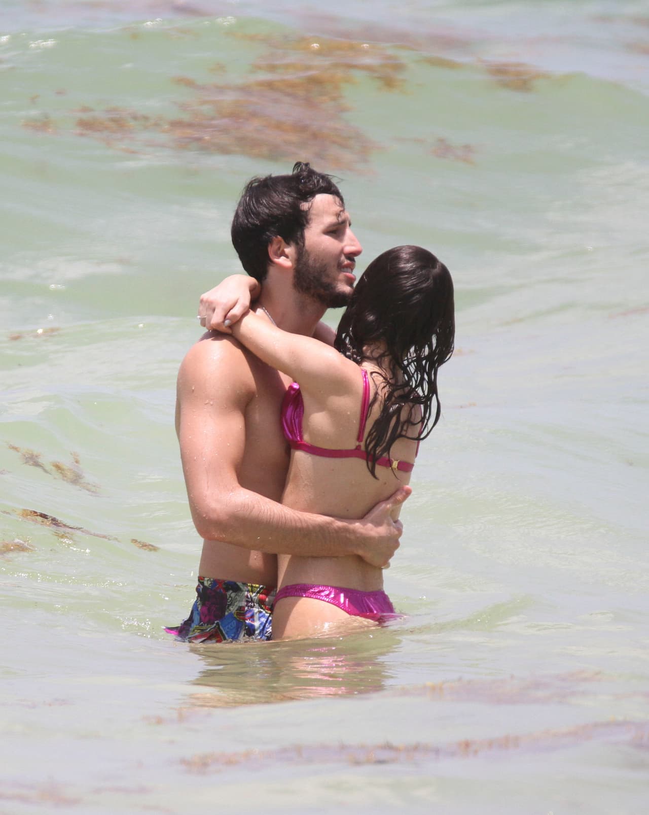 <b><a href="https://www.univision.com/shows/premios-juventud/con-las-manos-en-la-masa-sebastian-yatra-y-tini-stoessel-presumen-su-amor-en-playa-mexicana-fotos" target="_blank">Se les llegó a ver muy cariñosos</a></b> en Tulum, México. 
<br>