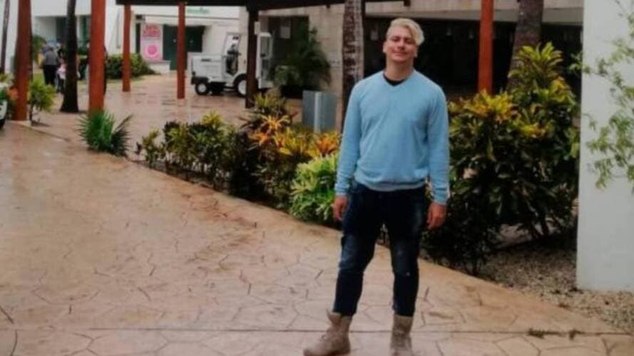 Hosbornert Valencia Muñoz, de 24 años, salió de Bucaramanga, Colombia, hacia México con la intención de cruzar a Estados Unidos por la frontera de Arizona. Quería llegarle de sorpresa a su pareja, pero su travesía no terminó bien ya que el coyote lo dejó en algún lugar del desierto y aún no ha sido encontrado. 
<b><a href="https://www.univision.com/local/arizona-ktvw/el-amor-obligo-al-colombiano-hosbornert-valencia-munoz-a-cruzar-la-frontera-de-arizona-y-ahora-esta-desaparecido" target="_blank">Esta es su historia. </a></b>