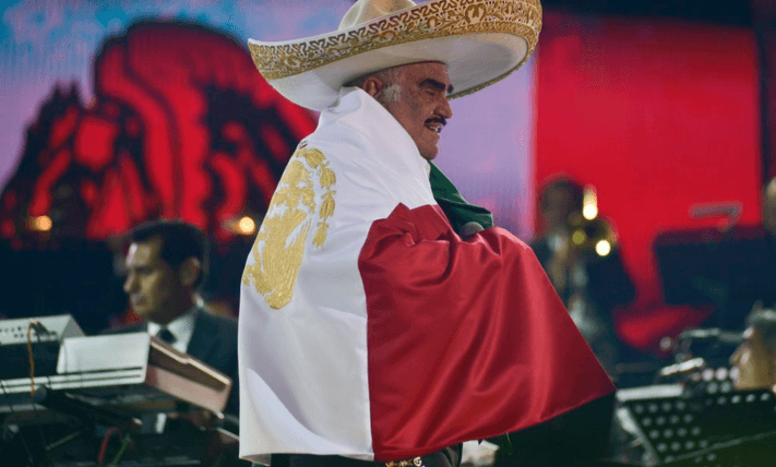 El momento del adiós llegó con 'México lindo y querido', tema en el que el cantante se cubrió con la bandera mexicana y cantó el último tema de su carrera. Terminó la canción, besó la bandera y con una enorme sonrisa salió del último escenario que lo vio cantar.