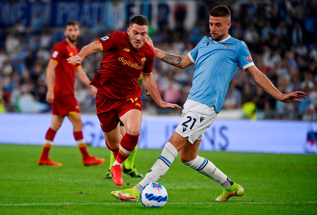 La Lazio derrota al AS Roma 3-2 durante la sexta fecha en la Serie A. Savic (10’), Pedro (19’) y Anderson (63’) le dieron la victoria a los visitantes, mientras que por los de ‘la Loba’, descontaron Roger Ibañez da Silva (41’) y Jordan Veretout con un penalti al 69’.