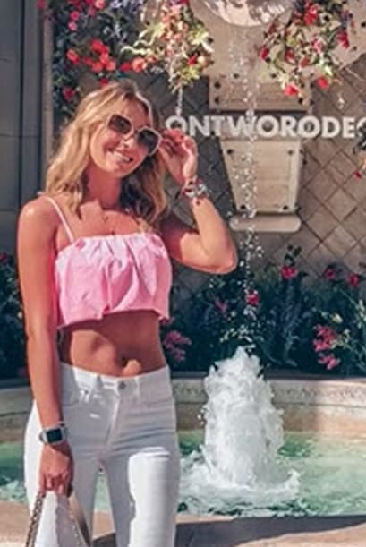 Es de color rosa y de tirantes, justo como la blusa con la que Irina posa en las otras imágenes.