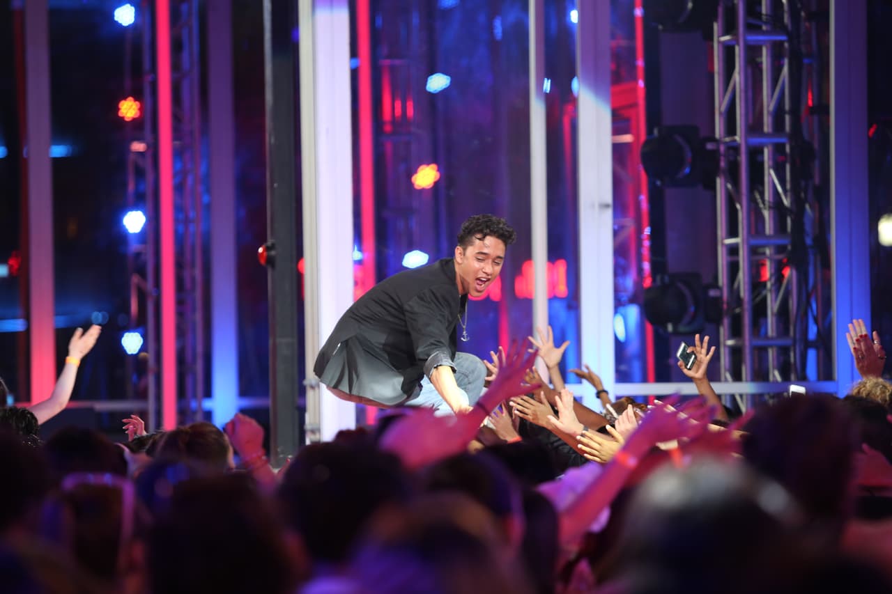 Para este chico de origen mexicano su familia lo es todo, por eso en las audiciones no dudó en elegir una canción que le enseñó su abuelito antes de morir. Los jueces le pidieron cantar un tema más moderno y fue así como Joel logró demostrar su talento.