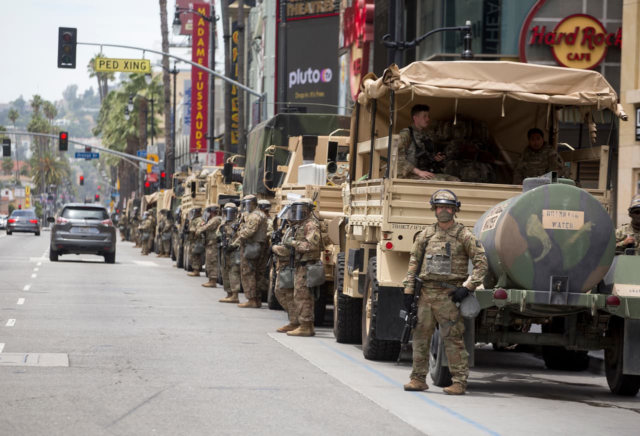 Miembros de la Guardia Nacional se desplegaron por varias partes de Los Ángeles con el propósito de controlar que la protesta no derivara en actos violentos contra otras personas o propiedades.
<b>Los manifestantes se enfrentaron a la policía hasta entrada la madrugada del miércoles en Nueva York o Los Ángeles, pese al toque de queda, aunque no hubo tantas escenas de violencia y saqueos como en los días precedentes.</b>