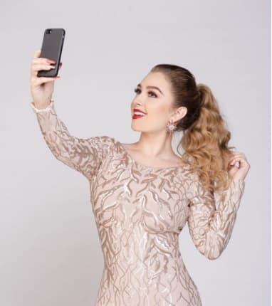 Gracias a su experiencia en el mundo del maquillaje y la belleza, Kenia ha podido experimentar con todo tipo de colores y peinados.