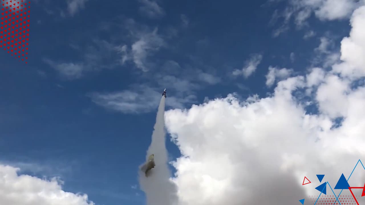 (Video) Hombre muere amarrado a un cohete tratando de probar que la tierra es plana