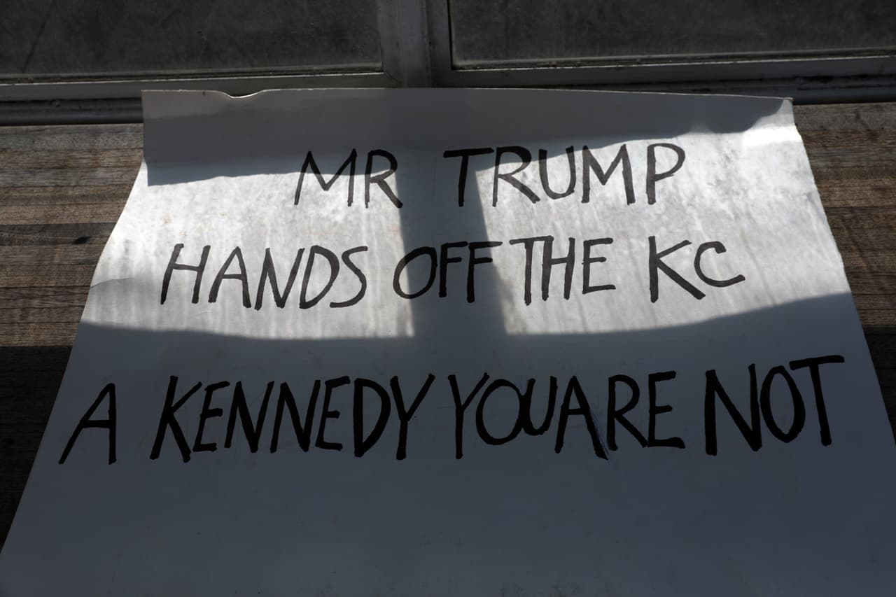 Un cartel sobre un banco cerca del Centro John F. Kennedy para las Artes Escénicas está cubierto con una lona.