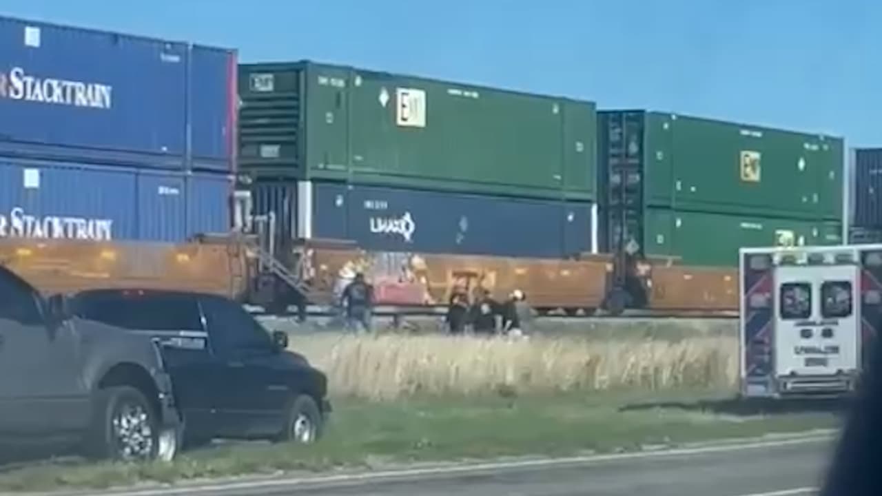 Al menos 17 inmigrantes, dos de ellos sin vida, fueron hallados encerrados dentro de un vagón del tren, en el Condado de Uvalde.