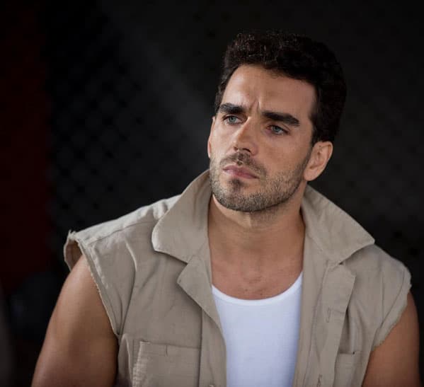 Así vemos todas las noches a Marcus Ornellas en 'Despertar contigo', con barba corta y cabello oscuro.