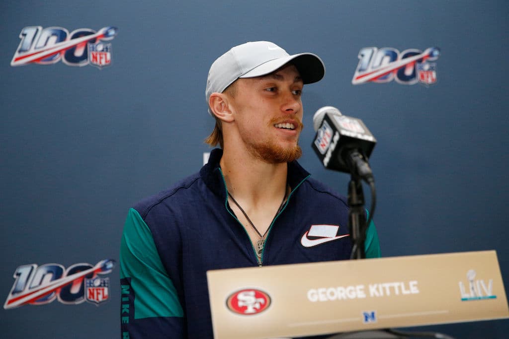 George Kittle disfruta del momento y convive con la prensa.