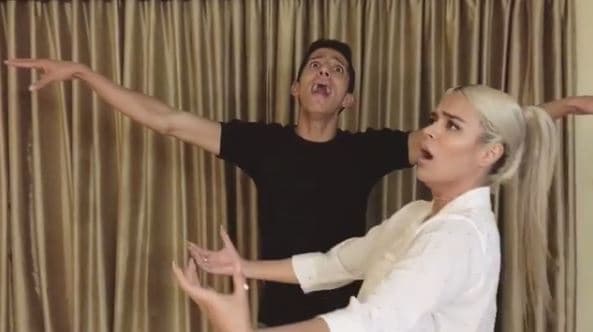 Así se divierte Karol G mientras nadie la ve en su camerino.