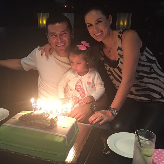 La conductora y su primogénita celebraron así el cumpleaños del corredor de autos, que el 10 de mayo de 2015 festejó su 38 aniversario con un pastel decorado con un automóvil.