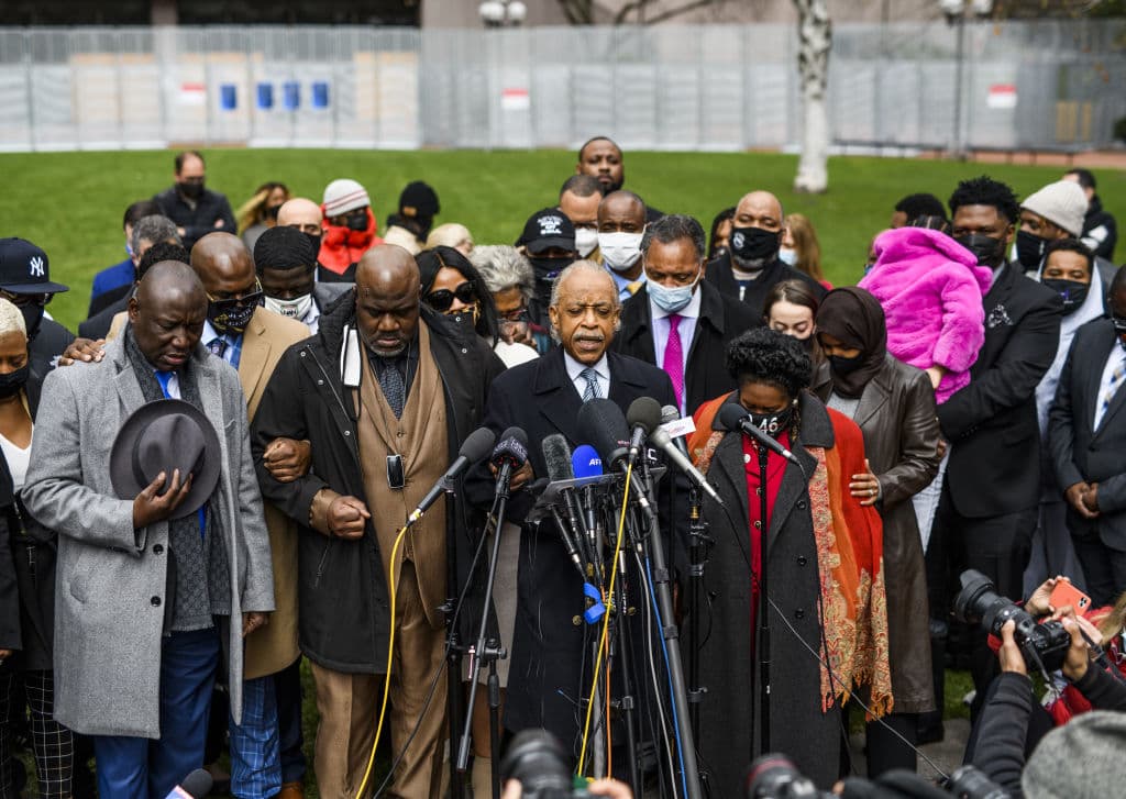 A raíz de la muerte de Floyd,
<a href="https://www.univision.com/noticias/racismo/2020-ano-de-protestas-por-la-igualdad-racial-muerte-de-george-floyd-fotos" target="_blank">estallaron manifestaciones</a> en Minneapolis, en todo el país y más allá. El furor también llevó a la eliminación de estatuas confederadas y otros símbolos ofensivos como la tía Jemima.
<br>
<br>En la imagen, la familia de Floyd de uno al reverendo Al Sharpton mientras pronuncia una oración afuera del Centro de Gobierno del Condado de Hennepin.