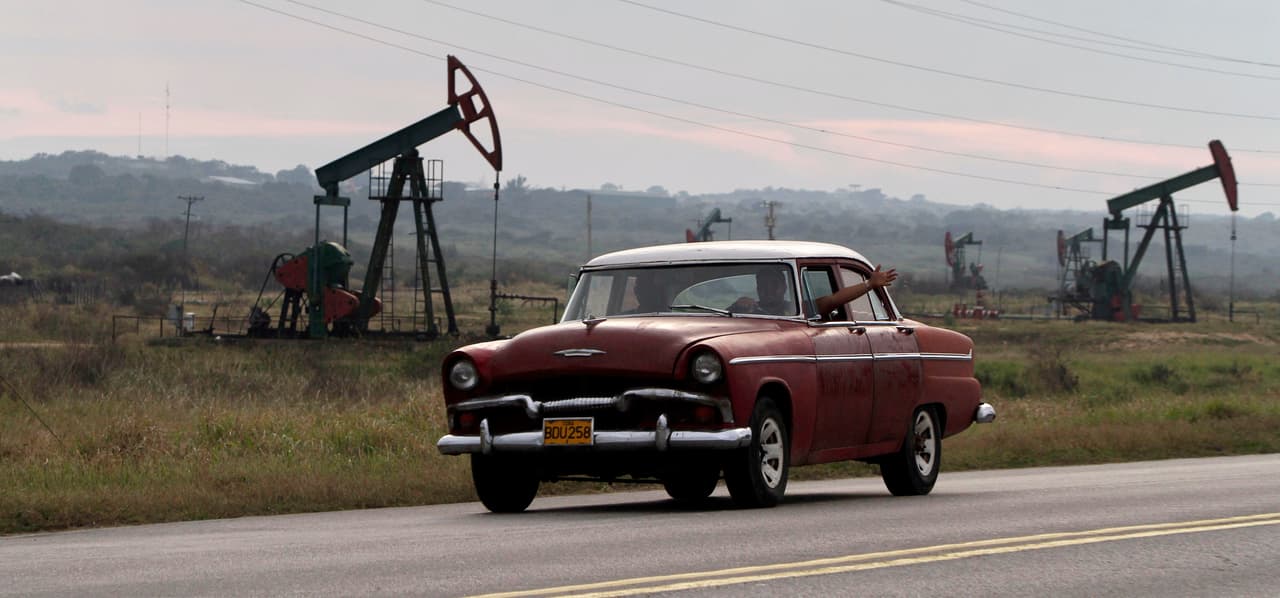 EEUU impone sanciones a una empresa estatal cubana para debilitar a Maduro