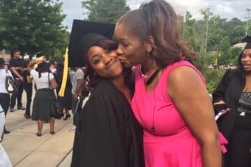 "Ella estaba sacando dinero del cajero automático para pagar las cuentas y ahora eso servirá para su funeral", indica la famlia en la página.