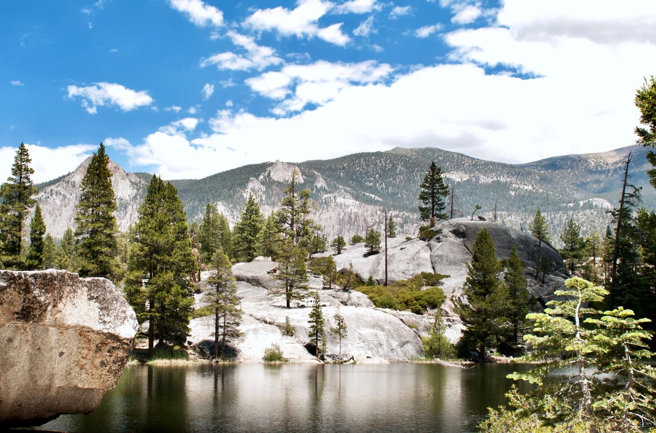 <b><a href="https://www.fs.usda.gov/detail/sierra/recreation/?cid=stelprdb5245642" target="_blank">Florence Lake </a></b>
<br>Este hermoso lago de alta sierra ofrece maravillosas oportunidades para acampar, hacer caminatas, ir de picnic, pasear en bote, pescar y montar a caballo. Este destino es muy tranquilo y alejado de áreas urbanas por lo que, si te gusta la naturaleza y eres capaz de liberarte de las conveniencias citadinas, entonces debes visitar este es embalse de concreto en el South Fork del río San Joaquín, en el condado de Fresno.