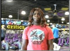 Buscan a hombres acusados de vestirse de mujer, robar en gimnasios e irse de compras en Georgia.