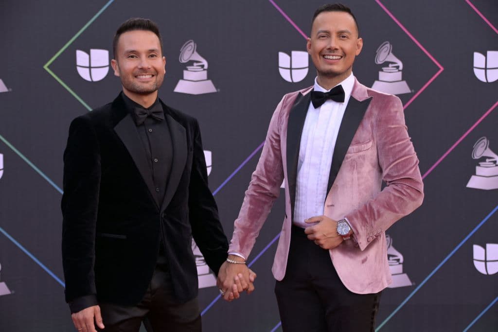 <b>Luis Sandoval y Renato Pérez </b>
<br>El corresponsal de Despierta América y su esposo, quienes se unieron en matrimonio en junio de 2021, acudieron a la alfombra roja de la mano, usando unos sacos de terciopelo.