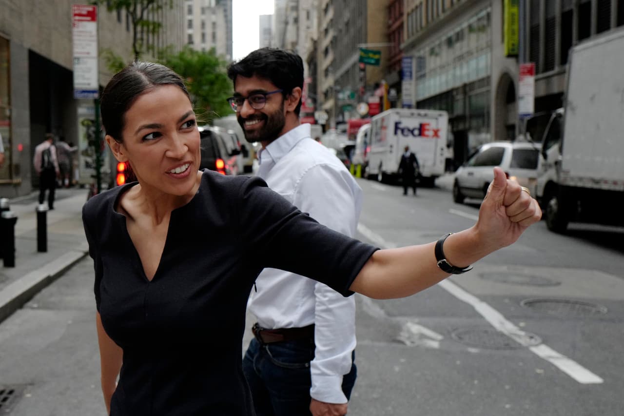 Un medio conservador muestra una falsa entrevista para hacer lucir ignorante a la demócrata Alexandria Ocasio-Cortez