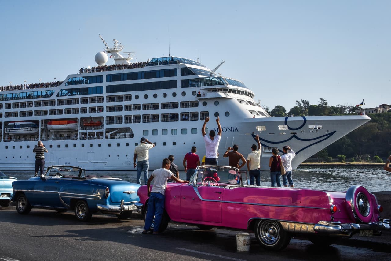 Varios isleños se apostaron a lo largo del camino que llevaría al crucero Adonia a su destino final en el Puerto de La Habana.