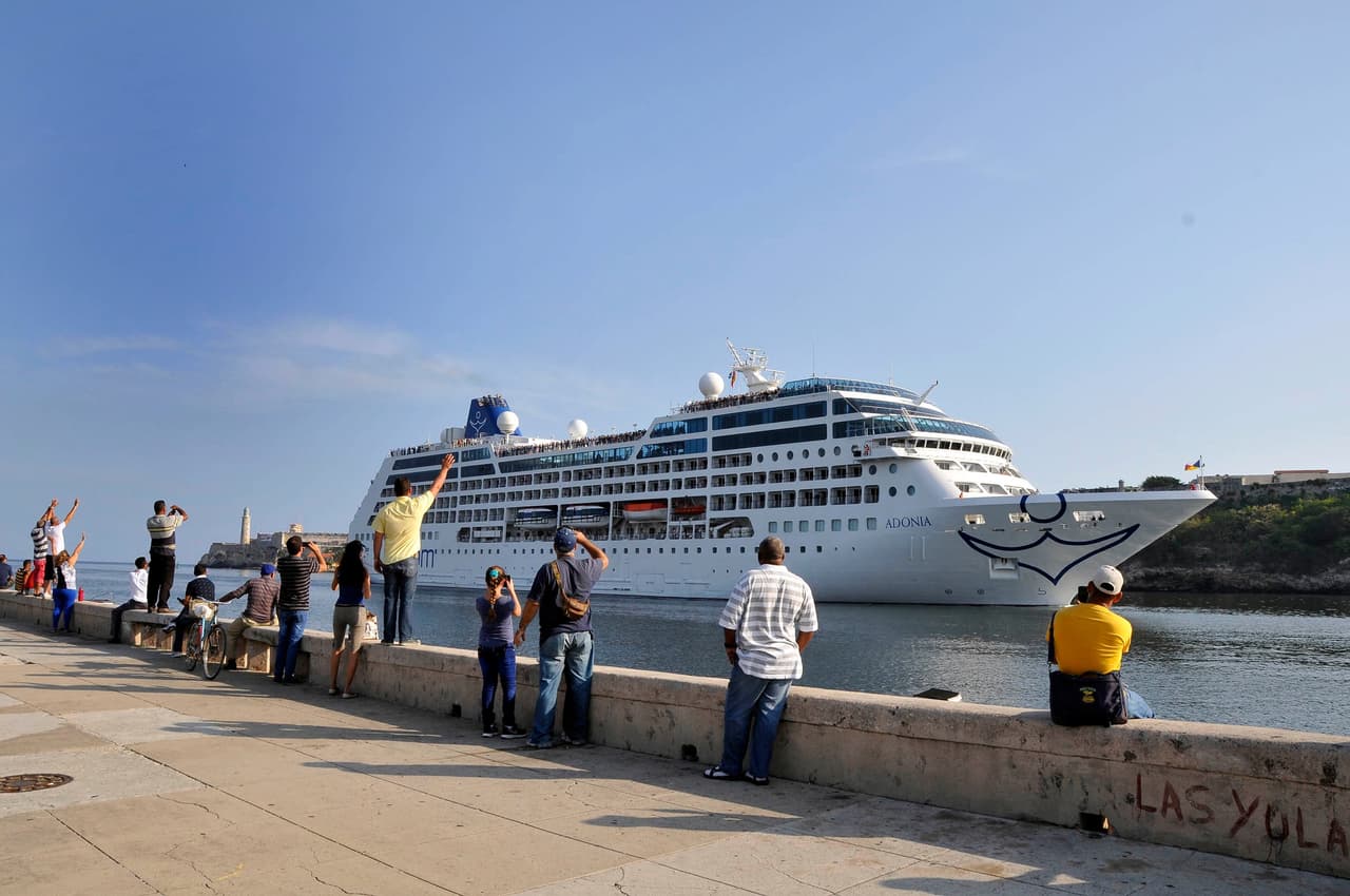 Más cubanos dándole la bienvenida a los pasajeros y tripulantes del crucero Adonia.