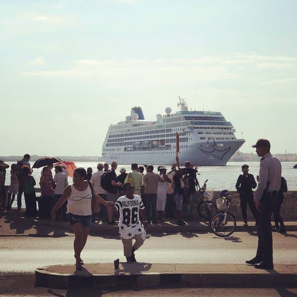 Finalmente, Cuba informó que los isleños naturalizados estadounidenses podían llegar por mar, por lo que Carnival retomó sus planes de zarpar el 1ro de mayo.