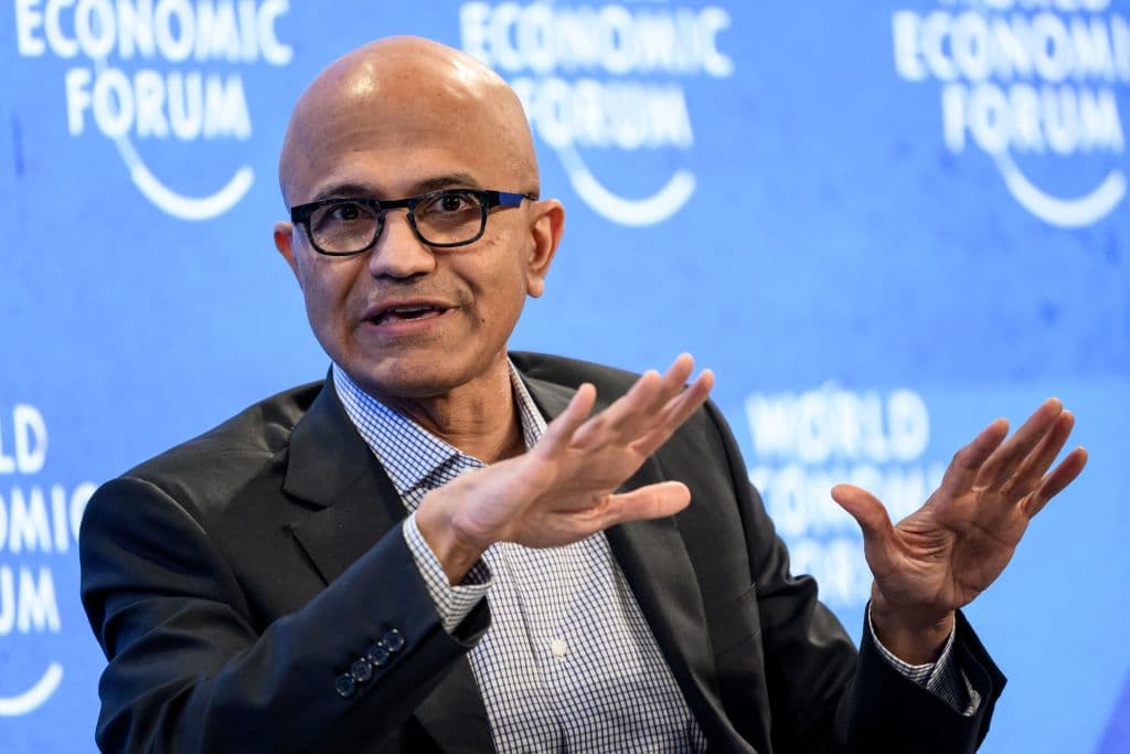 <h3 class="cms-H3-H3">7. Satya Nadella. Microsoft. $ 309,4 millones</h3>
<br>
<br>Fortune señala que Microsoft registró un aumento del 38 % en las ganancias durante 2021 ganando $ 61 mil millones. Satya Nadella nació en India y estudió ingeniería electrónica en la Universidad de Mangalore. Después estudió una maestría en computación en la Universidad de Wisconsin, en Milwaukee.
<br>