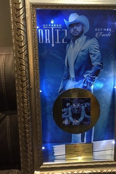 Ahora sí, Gerardo Ortiz ganó su primer Disco de Oro en México, gracias al apoyo de todos sus seguidores.